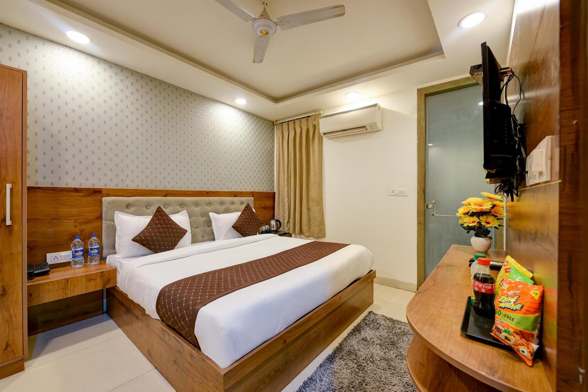Glory Inn Near Delhi International Airport Нью-Дели Экстерьер фото